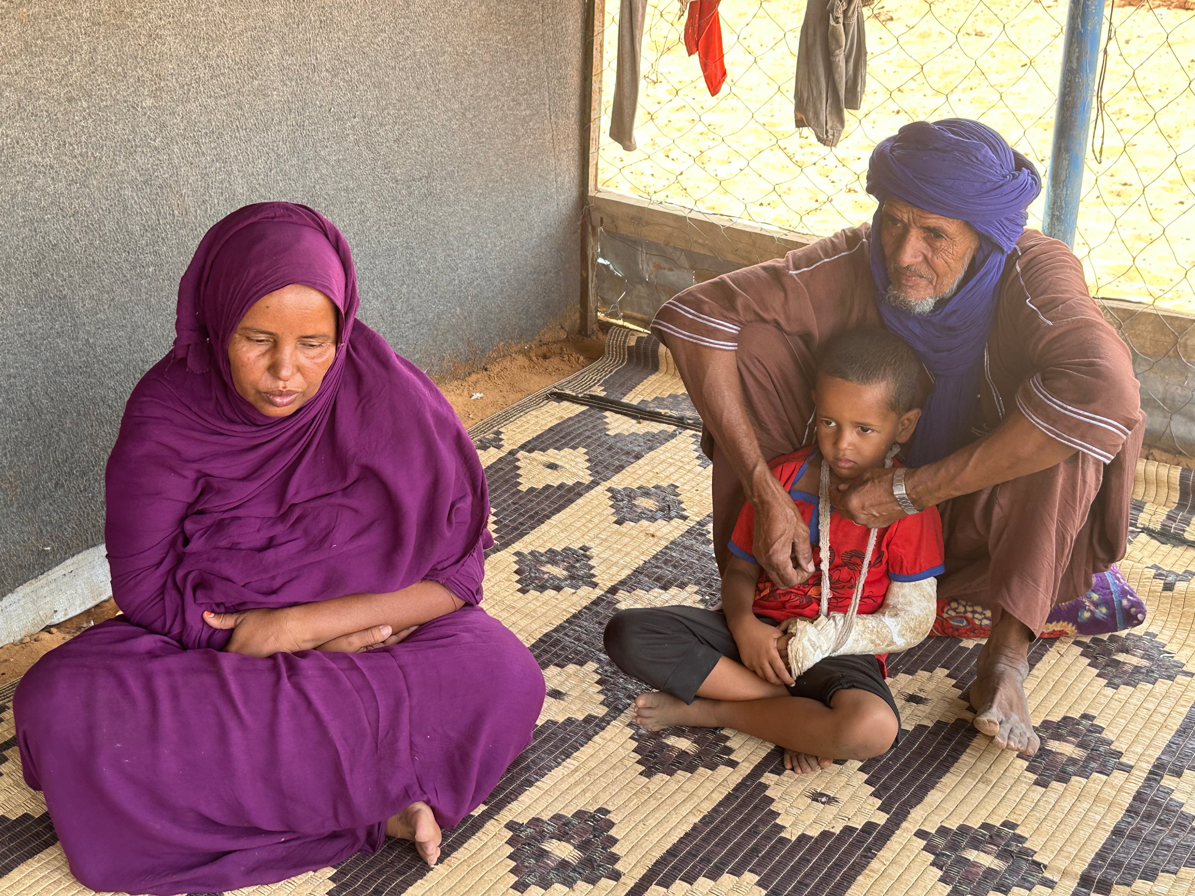 Mariam, son mari et son fils chez eux dans le camp