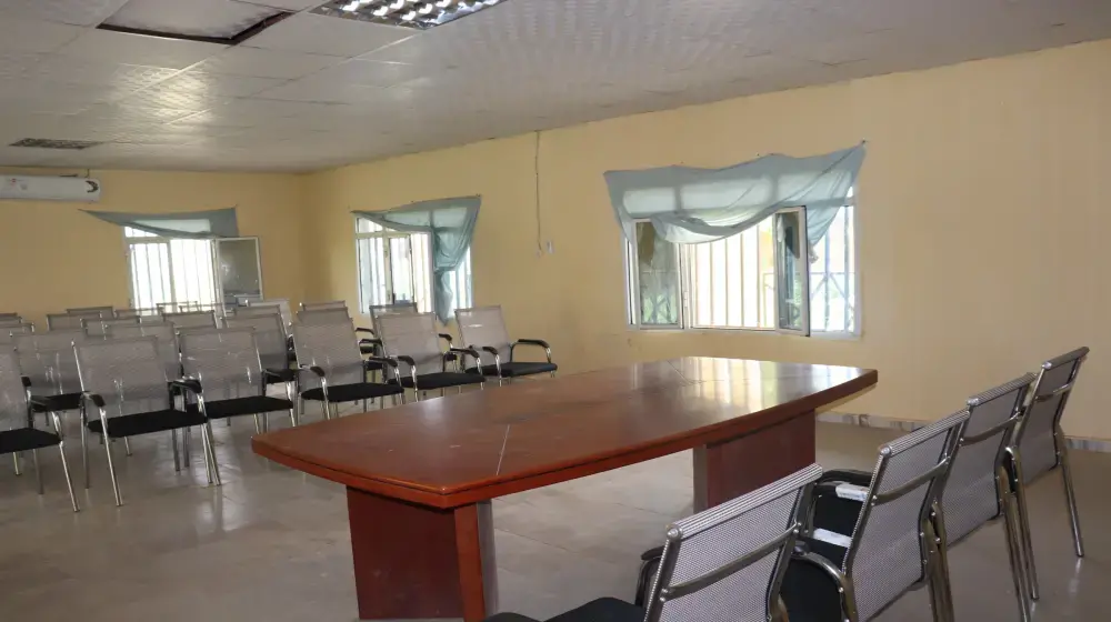 Remise et installation des équipements de bureau et informatiques au profit du Centre d’écoute des Jeunes de Sélibaby